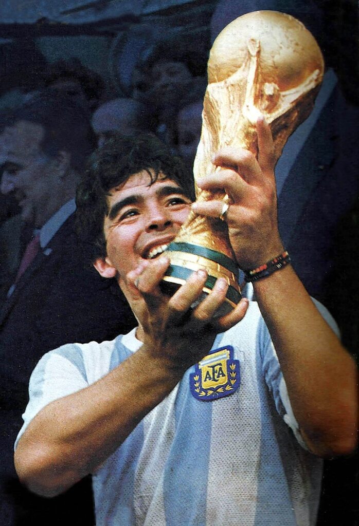 800px Maradona Mundial 86 con la copa