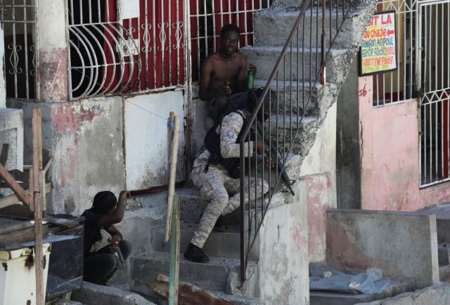 Burning street barricades force people to take shelter, in Port au Prince