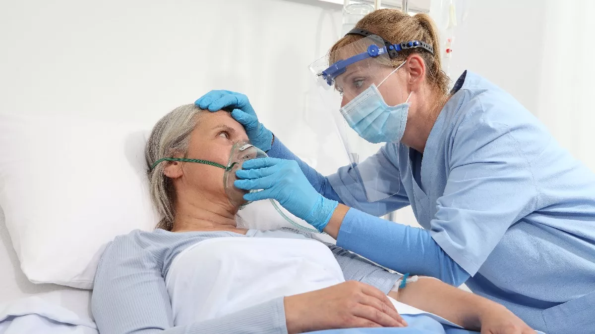 old woman hospital 1780059539