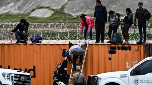 ΗΠΑ Ρεκόρ παράνομων αφίξεων Αντάρτικο του Τέξας στον Μπάιντεν, φυλάει τα σύνορα μόνο του