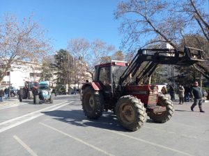 Λάρισα 24ωρη κινητοποίηση των αγροτών στην κεντρική πλατεία