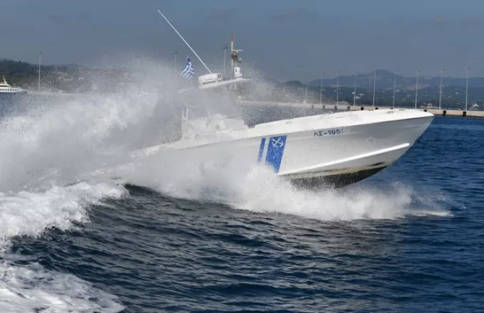 Σύμη Επεισοδιακή καταδίωξη φουσκωτού με μετανάστες Συνελήφθη 24χρονος ως διακινητής