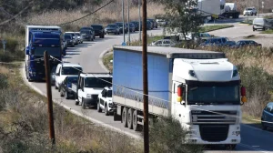 Άνοιξε η Αθηνών Λαμίας Ουρές 15 χλμ από μπλόκο των αγροτών