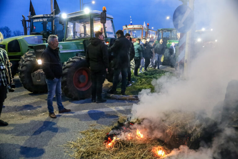 Αγρότες: Έκλεισαν την εθνική στο 210ο χλμ. πριν τη Λαμία - Ποιοι δρόμοι κλείνουν σήμερα