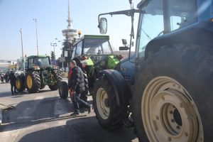 Αγρότες: Επιστρέφουν στα μπλόκα – Κρίσιμη μέρα η Τρίτη για τα επόμενα βήματά τους