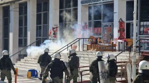 Επεισόδια με πέτρες και χημικά στο Αριστοτέλειο Τα ΜΑΤ μπήκαν στο χώρο του πανεπιστημίου