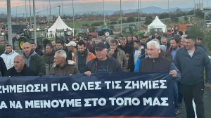 Καρδίτσα Έκλεισαν την Εθνική Οδό οι αγρότες Συνεχίζουν τις κινητοποιήσεις τους