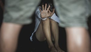 Κερατσίνι Τι αναφέρει η μητέρα της ανήλικης για τις κατηγορίες για τον 78χρονο πατέρα της