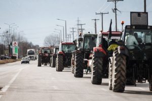 Με τρακτέρ κατεβαίνουν την Τρίτη στην Αθήνα οι αγρότες – Θα αποκλείσουν δρόμους, τελωνεία και λιμάνια