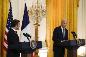 Μπάιντεν- Μακρόν: Να συνεχιστεί η υποστήριξη της Ουκρανίας