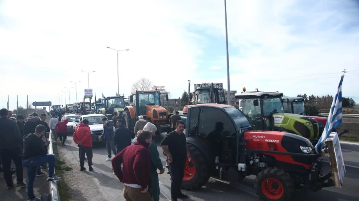 Μπλόκο αστυνομίας στους αγρότες της Χαλκιδικής – Μας είπαν να πάμε με τα αυτοκίνητα στο υπουργείο Μακεδονίας Θράκης