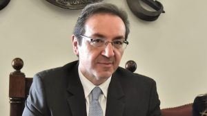 Μπούγας Άγνωστοι πέταξαν τρικάκια και έγραψαν συνθήματα έξω από το γραφείο του