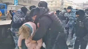 Ναβάλνι 110 συλλήψεις στη Ρωσία μετά τον θάνατό του Η οικογένεια απαιτεί από τη Μόσχα να επιστραφεί η σορός του