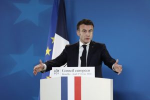 Παρίσι: Αγρότες εισέβαλλαν σε αγροτική έκθεση – Υπόσχεση Μακρόν για νέο δείκτη με πλαφόν στις τιμές
