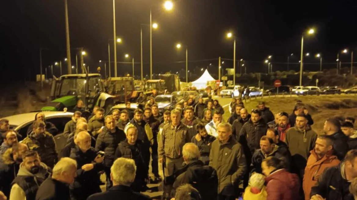 Παραμένουν στο μπλόκο του Ε 65 οι αγρότες της Καρδίτσας και των Φαρσάλων