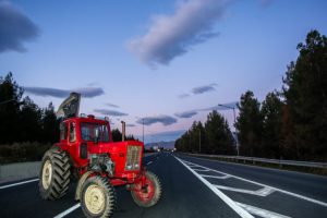 Στα μπλόκα οι αγρότες – Στη Βουλή τα μέτρα για το πετρέλαιο