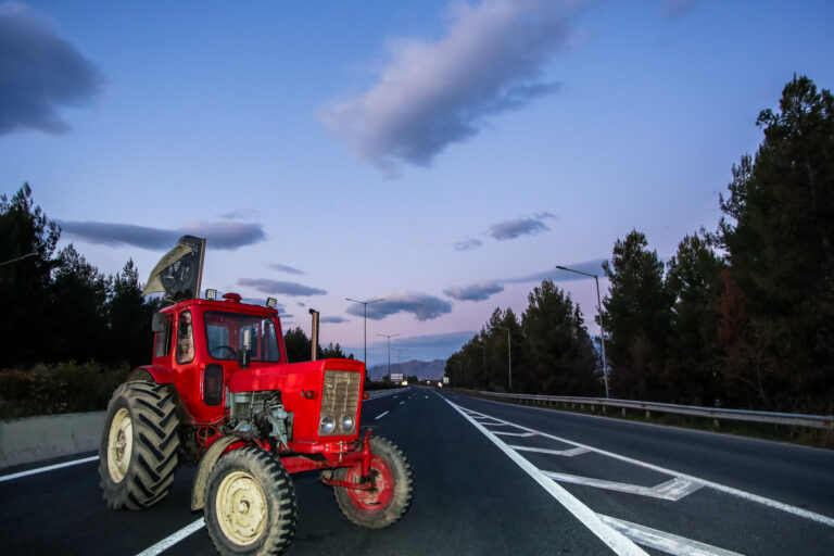 Στα μπλόκα οι αγρότες – Στη Βουλή τα μέτρα για το πετρέλαιο