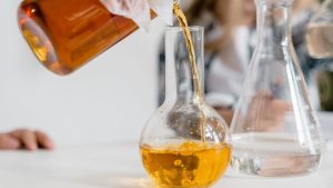 Στον Εισαγγελέα 48χρονος Νόθευε ηλιέλαιο και το πούλαγε για λάδι στην Δυτική Αττική