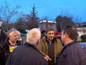 Συνάντηση Αυγενάκη με αγρότες στο μπλόκο της Βοιωτίας