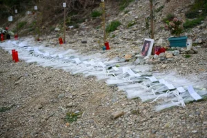 Τέμπη Τραγωδία Βαριά ατμόσφαιρα και δάκρυα από τους συγγενείς στο τρισάγιο