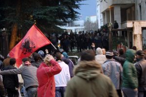 Τίρανα: Διαδηλωτές πέταξαν βόμβες μολότοφ, πέτρες και καπνογόνα μπροστά από το πρωθυπουργικό γραφείο