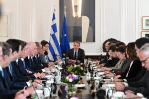 Υπουργικό: Βαρύτητα στη διπλή «μάχη» κατά της ακρίβειας – Στην κορυφή υγεία, αγρότες και μεταρρυθμίσεις