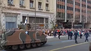 25η Μαρτίου Αθήνα Οκτώ προσαγωγές στην παρέλαση Μπήκαν με Παλαιστινιακές σημαίες μπροστά στα άρματα