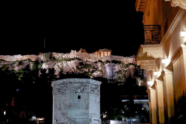 Επαγγελματικό Επιμελητήριο Αθηνών: Αποκριάτικο ξεφάντωμα στην Πλάκα