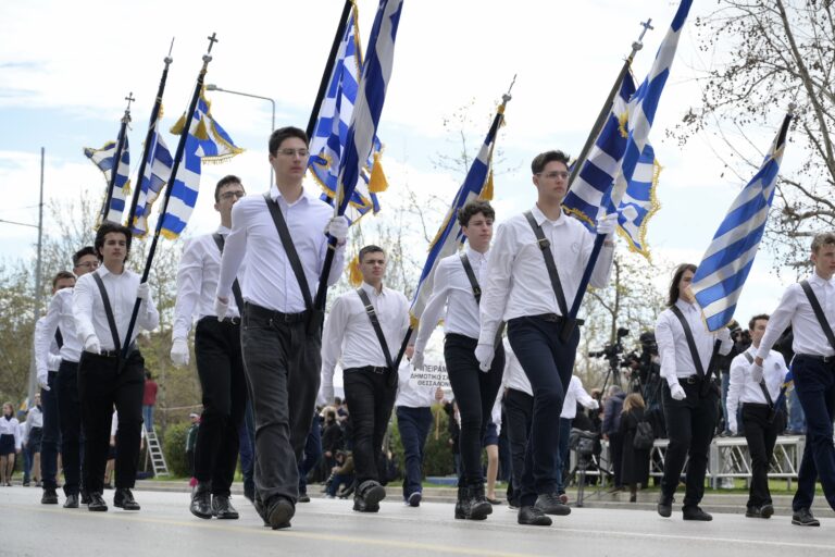 Την Εθνική Επέτειο της Ελληνικής Επανάστασης τιμά σήμερα η Θεσσαλονίκη με τη μαθητική παρέλαση, που πραγματοποιείται αυτήν την ώρα στη Λεωφόρο Μεγάλου Αλεξάνδρου.