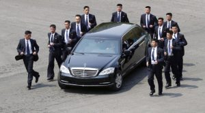 Κιμ Γιονγκ Ουν: Οδήγησε τη λιμουζίνα που του έδωσε... ο Βλαντιμίρ Πούτιν
