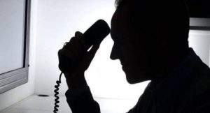 Κοζάνη Έπεισαν ηλικιωμένη να πετάξει από μπαλκόνι 225.000 ευρώ – Ο δράστης προσποιήθηκε τον αστυνομικό