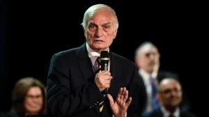 Μανώλης Μαυρομμάτης Βγήκε από την καταστολή, παραμένει στη ΜΕΘ