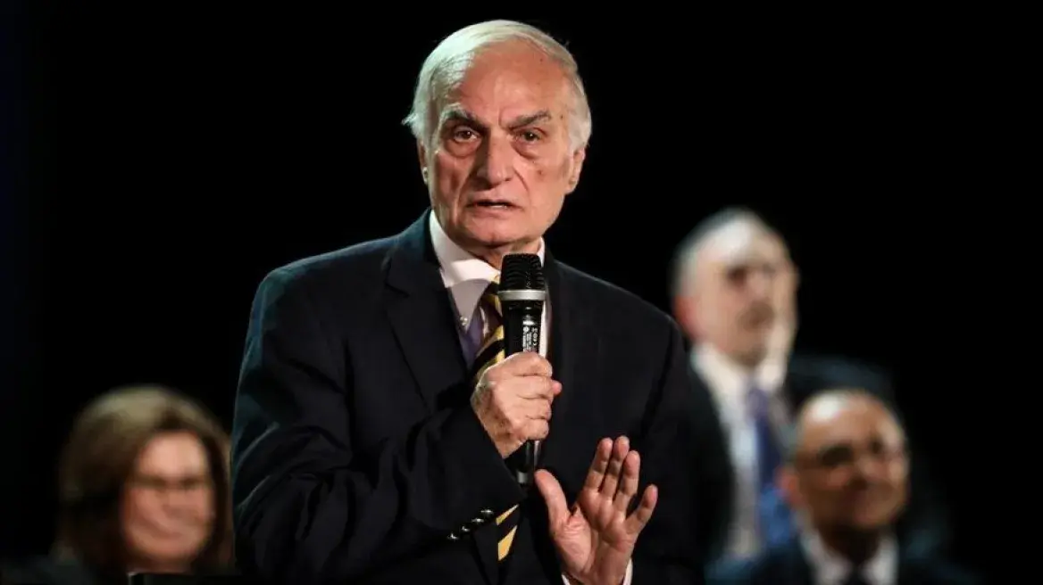 Μανώλης Μαυρομμάτης Βγήκε από την καταστολή, παραμένει στη ΜΕΘ