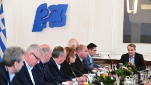 Μητσοτάκης σε αγρότες Θεσσαλίας Προχωράμε με το χαμηλό ηλεκτρικό ρεύμα σε ορίζοντα δεκαετίας