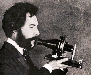 Ο Αλεξάντερ Γκράχαμ Μπελ που μιλάει από το τηλέφωνο Ο Αλεξάντερ Γκράχαμ Μπελ που μιλάει από το τηλέφωνο