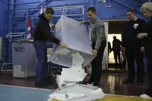 Τουλάχιστον 74 άνθρωποι έχουν συλληφθεί στη Ρωσία για διάφορες ενέργειες διαμαρτυρίας κατά τη διάρκεια των προεδρικών εκλογών που αναμένεται να εξασφαλίσουν στον Βλαντίμιρ Πούτιν μια νέα θητεία, δήλωσε σήμερα μια ΜΚΟ.