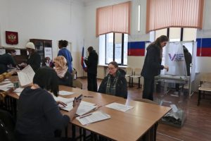 Οι Ρώσοι ψηφίζουν σήμερα (17/3), για τρίτη και τελευταία ημέρα, για τις προεδρικές εκλογές, κομμένες και ραμμένες για τη θριαμβευτική επανεκλογή του Βλαντίμιρ Πούτιν, με την αντιπολίτευση να έχει εξαλειφθεί και το Κρεμλίνο να εμφανίζει την εθνική ενότητα ως πατριωτικό καθήκον, εν μέσω της σύγκρουσης με την Ουκρανία.