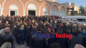 Σπαραγμός στην κηδεία του 15χρονου που έπεσε από τον 5ο όροφο πολυκατοικίας