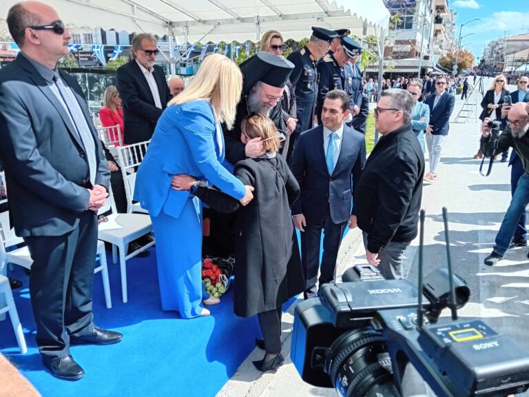 Τρίκαλα Ανθοδέσμη στην παρέλαση της 25ης Μαρτίου για τους 57 θύματα των Τεμπών