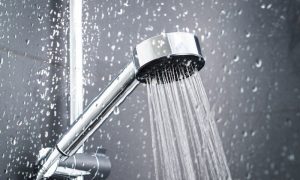 Διάσημος παρουσιαστής προτρέπει τον κόσμο να κάνει μπάνιο μόνο μία φορά την εβδομάδα