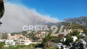 Κρήτη Μεγάλη φωτιά στην Ιεράπετρα, πνέουν άνεμοι 8 μποφόρ Επιχειρούν 41 πυροσβέστες και δύο ελικόπτερα
