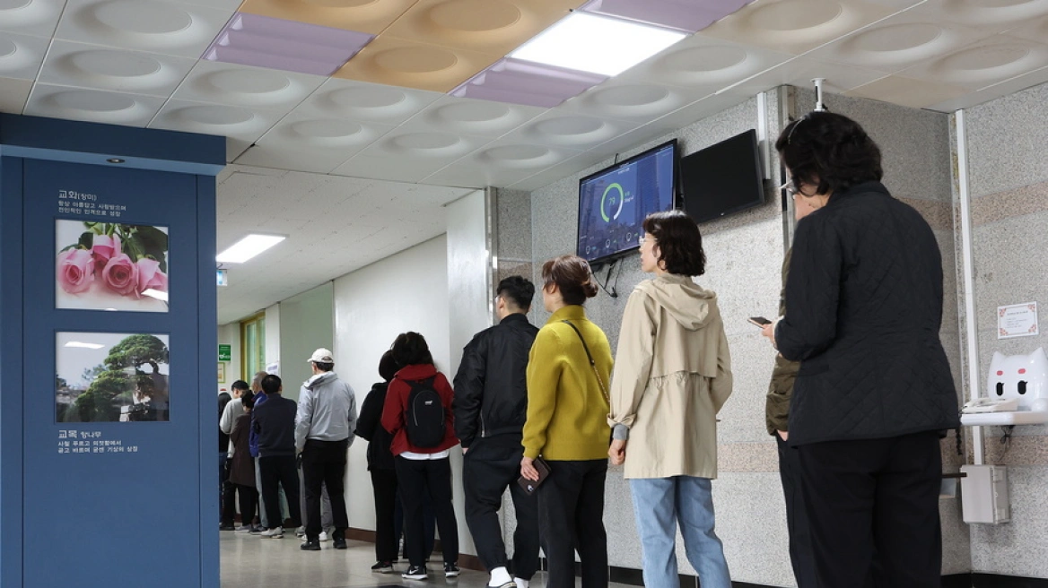 Στις κάλπες προσέρχονται οι Νοτιοκορεάτες