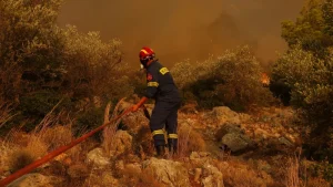 Φωτιά στο Λασίθι Τέσσερις τραυματίες, ο ένας διασωληνωμένος Επεκτείνεται το μέτωπο