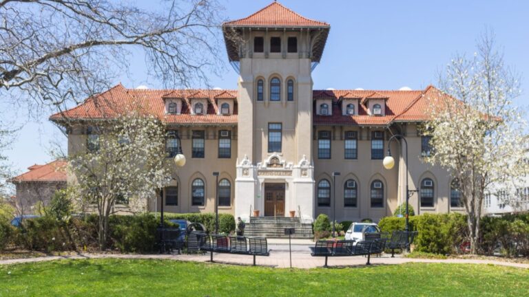 queens college neoellinikes spoudes 50 xronia