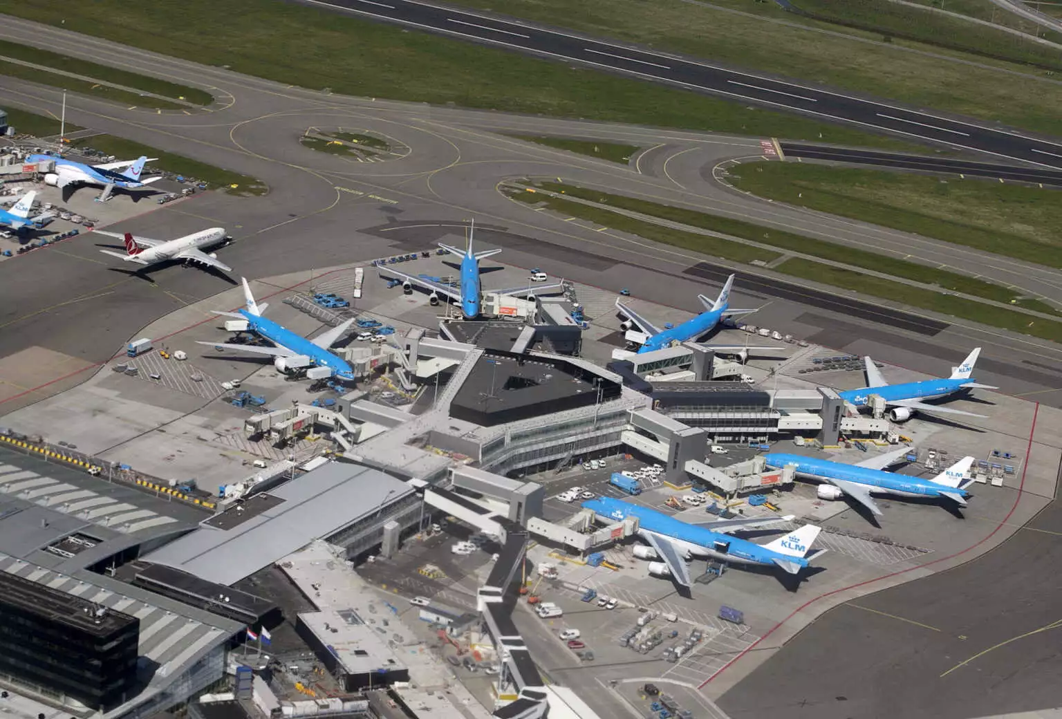 klm aiport amsterdam aiplane reut 2048x13871 1 1536x1040