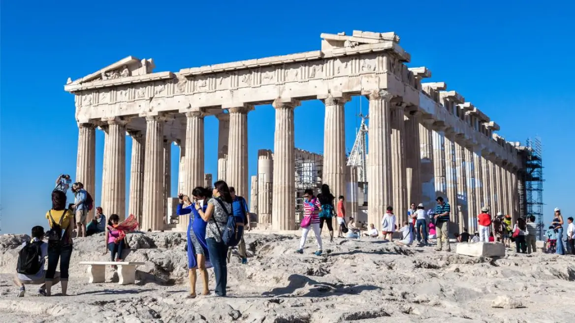 tourists akropoli