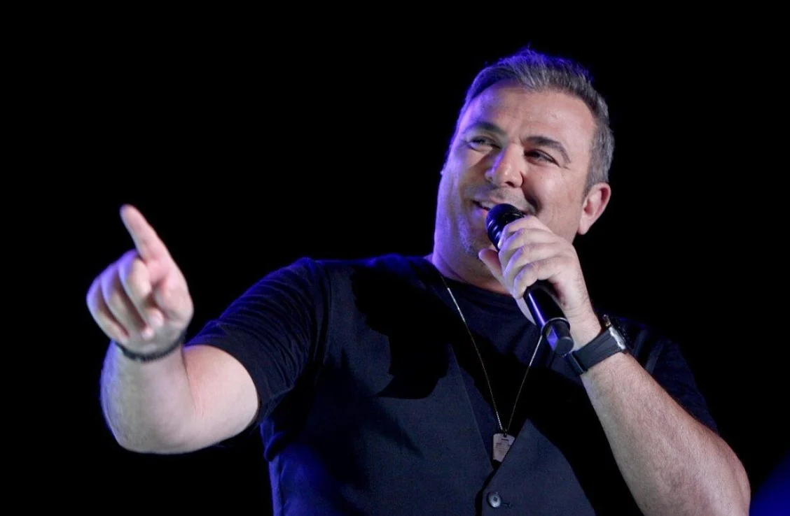 antonis remos me mikrofwno