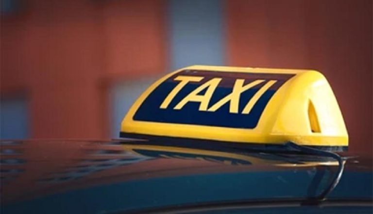 ODIGOS TAXI XYLODARMOS DIEMFILIKI GYNAIKA