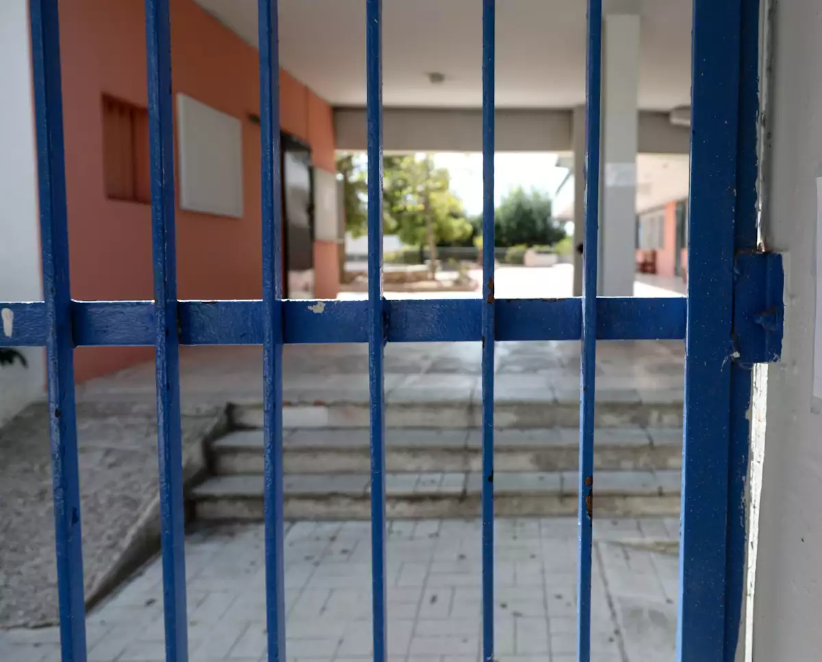 sxoleio epithesi eurokinissi