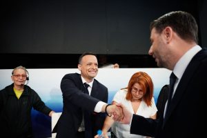 debate; pasok; ΕΡΤ; πασοκ; τηλεμαχία; υποψήφιοι; ραδιομέγαρο; Χάρης Δούκας; Haris Doukas; στούντιο; studio; Νίκος Ανδρουλάκης; Nikos Androulakis; χειραψία; handshake;